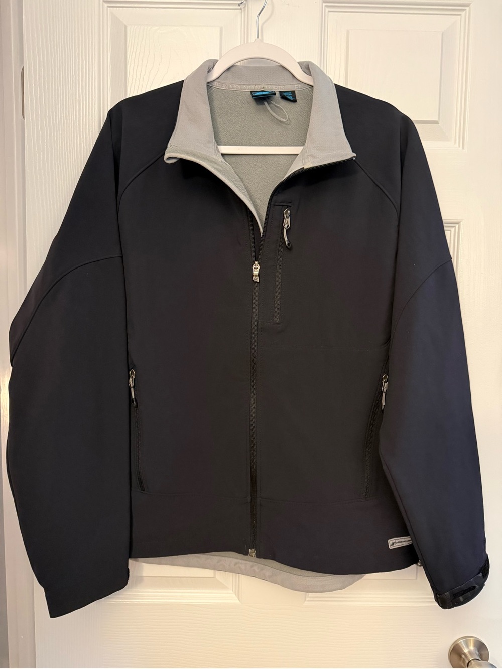 Eastern Mountain Sports Black Softshell Jacket with Light Gray Collar Sz L